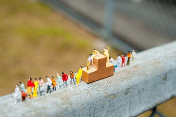 ミニチュア人形の行列