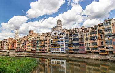 Fototapeta na wymiar Widok na rzekę Girona Onyar. Hiszpania