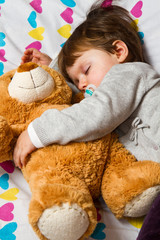 bambina che dorme con orsacchiotto
