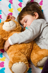 bambina che dorme con orsacchiotto © Lsantilli