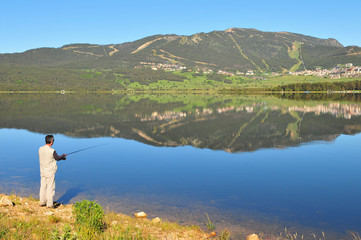Pêcheur au bord d'un lac pyrénéen