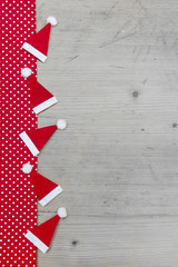 Weihnachtlicher Hintergrund mit Rot und Grau im Hochformat