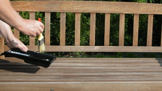 Gartenbank Sitzfl&auml;che streichen