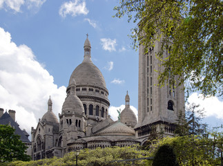 Fototapeta na wymiar le dôme du Sacré Coeur vu d'un square (Paris France)