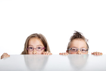 Kinder spitzen über den Tisch Porträt