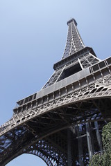 La tour Eiffel à Paris, vue de dessous