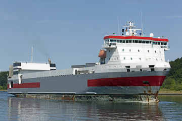 Ro-Ro-Fähre auf dem Nord-Ostsee-Kanal in Kiel, Deutschland