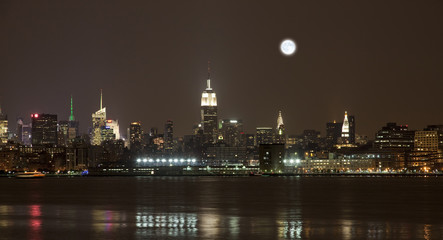 Fototapeta na wymiar The New York City mid-town skylines at night