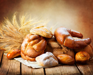 Obrazy na Plexi  Piekarnia Chleb na Drewnianym Stole. Różne Chleby i Snopki
