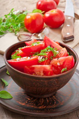 tomato salad with basil, black pepper and garlic