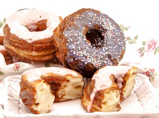 Rosquilla frita de hojaldre y glasa