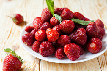 big plate of strawberries without tails