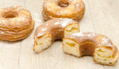 Rosquilla frita de hojaldre y glasa