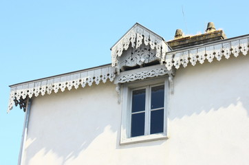 Fototapeta na wymiar lambrequins , décoration de toitures sur maison