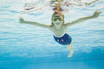 Mädchen Unterwasser