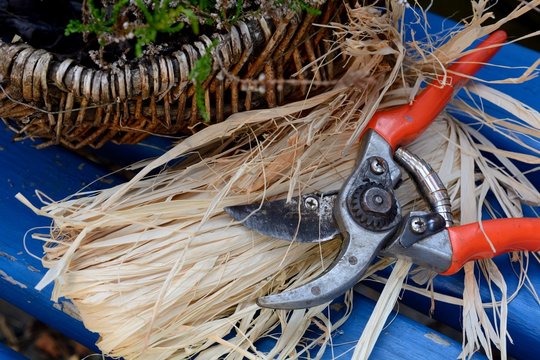 Gartenschere mit Bindematerial