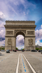 Fototapeta na wymiar Arc de Triomphe, Paryż. Arc Triumph w letnim słońca