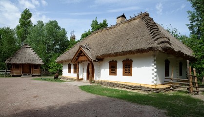 Fototapeta na wymiar Tradycyjne rolnika dom w muzeum na wolnym powietrzu, na Ukrainie