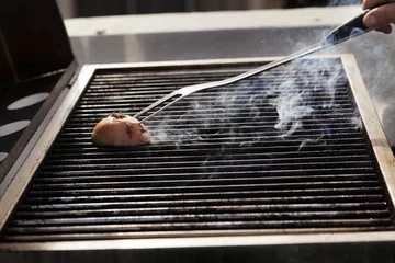 Photo sur Plexiglas Grill / Barbecue Cleaning the Grill