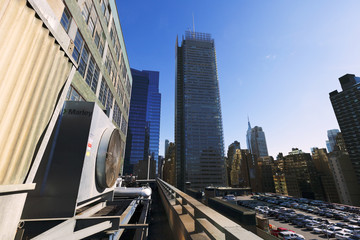 Fototapeta na wymiar Port Authority Parking na dachu i Wieżowce Manhattan New Yor
