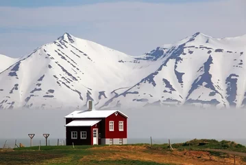 Deurstickers Scandinavië Huis aan de fjord van IJsland