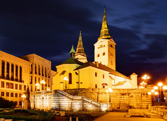 Fototapeta na wymiar Zilina - Trinity Cathedral, Słowacja ATZ noc