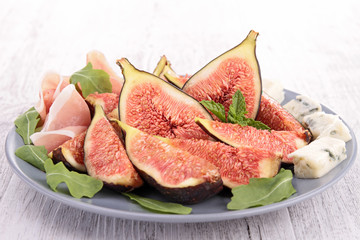 fresh salad with fig and ham