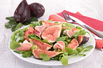 fresh salad with fig and ham