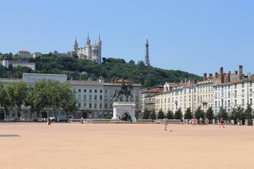 Place Bellecour et colline de Fourvière à Lyon