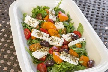 Griechischer Salat in kleiner Schüssel