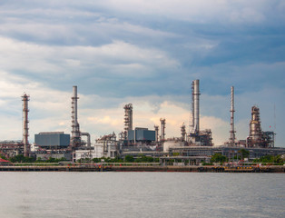 Obraz na płótnie Canvas Oil refinery factory at river Thailand