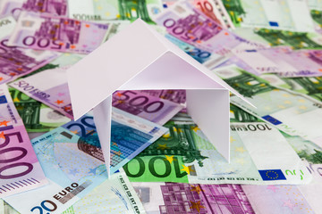 Bargeld, Haus, Symbol für Immobilienfinanzierung
