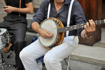 Artista di strada con banjo - obrazy, fototapety, plakaty