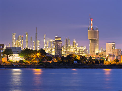 Raffinerie bei Nacht