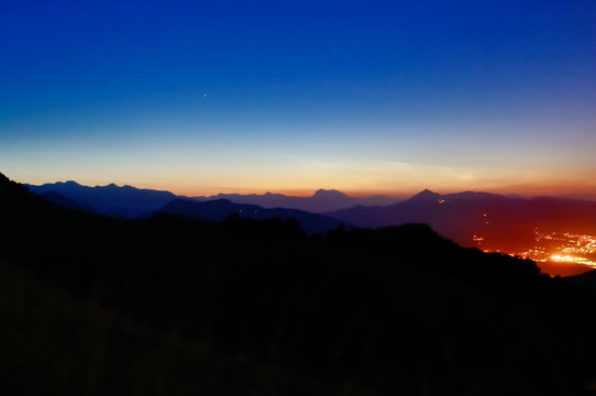 Alba sulle montagne