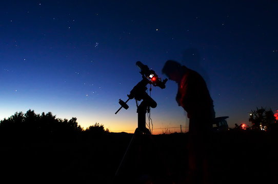 Astronomo osserva il cielocon un telescopio