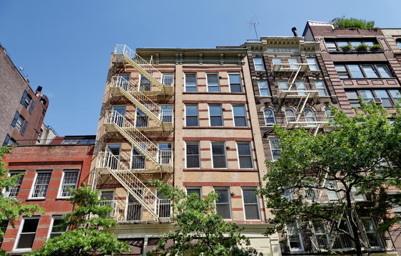 rue avec immeubles et escaliers anti incendie new york