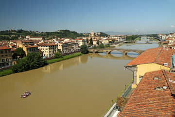 Fototapeta na wymiar Widok z lotu ptaka rzeki Arno z mostów w Florencji
