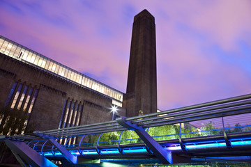 Naklejka premium Tate Modern i Millennium Bridge