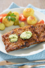 Sojasteak mit pflanzlicher Kräuterbutter