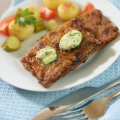 Vegetarische Steaks mit Kräuterbutter