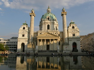 Fototapeta na wymiar Karlskirche - barokowy kościół św Karola w Wiedniu, Austria