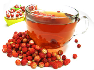 muffin cakes with wild strawberry berries and tea