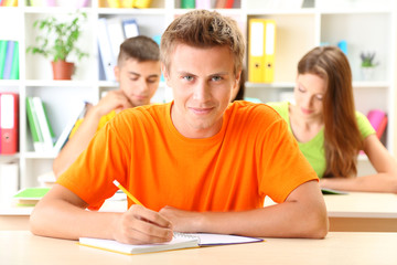 Obraz premium Grupa młodych studentów siedzi w bibliotece