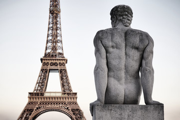 Fototapeta na wymiar Paryż Francja Wieża Eiffla o zmierzchu nieba Statua Man