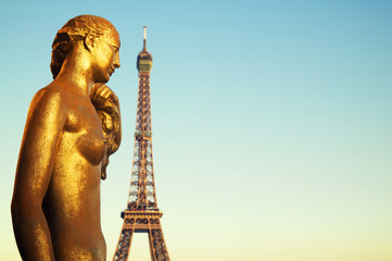 Fototapeta na wymiar Paryż Francja Wieża Eiffla Złoty Posąg Kobieta wieczornym niebie