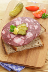 Rotwurst auf Graubrot