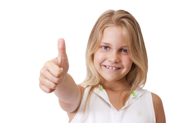 niña con saludo de okay sonriendo