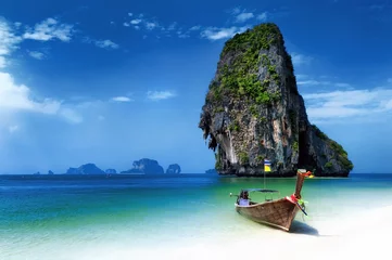 Fotobehang Tropisch strand Thailand strand in tropisch eiland. Reisboten in de zomer in zee