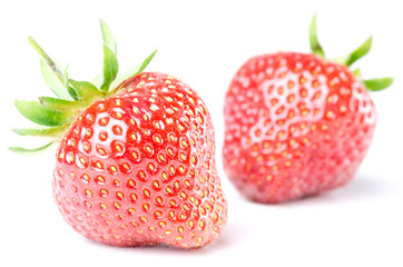 zwei Erdbeeren isoliert vor weiß